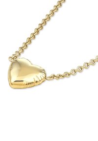 Guldhjerteformet vedhæng på en kæde med led. Vedhænget har en glat, reflekterende overflade med let tekstur langs kanterne.