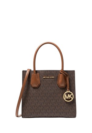 Brązowa torebka Michael Kors z podwójnymi uchwytami, regulowanym paskiem na ramię i złotym logo MK z przodu.