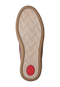 Semelle de chaussure avec motif de bande de roulement en caoutchouc beige et marron clair et une étiquette de confort circulaire rouge près du talon.