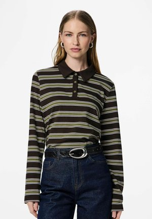 Rjava polo majica z dolgimi rokavi s trakovi v zeleni in beli barvi, na kateri je temen ovratnik in tri gumbe, kombinirana z visokim pasom modrih kavbojk.
