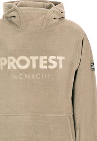 Beige fleece hoodie met een voorzak, grote "PROTEST" print en logo detail op de mouw. Zachte textuur en casual ontwerp.