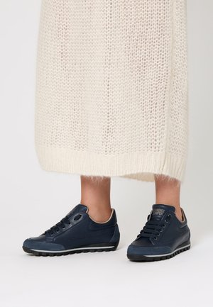 Sneakers in pelle blu navy con finitura texturizzata, design con lacci e un logo discreto sulla linguetta. Suola in gomma per una buona aderenza.