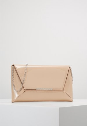 Beige Clutch aus Lackleder mit geometrischem Design, silberner Kettenriemen und einem Metall-Logo auf der Vorderseite. Verfügt über markante Winkel.