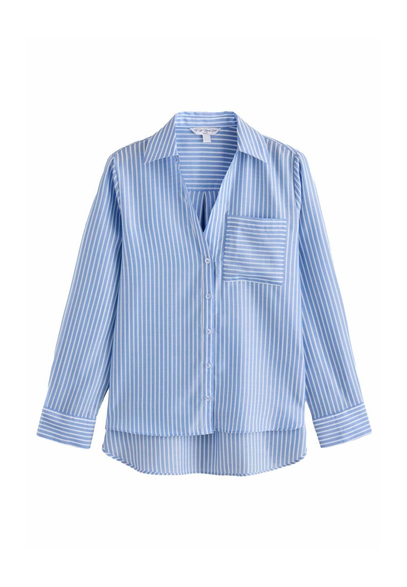 Chemise bleu clair à manches longues avec des rayures verticales blanches, un col, une patte de boutonnage devant, une poche poitrine et un ourlet légèrement arrondi.