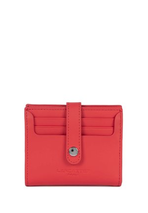 Rood lederen kaarthouder met een drukknoopsluiting, zes kaartsleuven en een geperst merkembleem aan de voorkant. Soepele textuur, compact ontwerp.