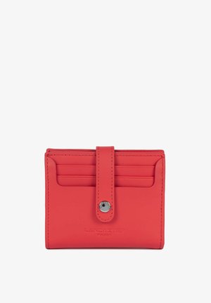 Rood lederen kaarthouder met een drukknoopsluiting, zes kaartsleuven en een geperst merkembleem aan de voorkant. Soepele textuur, compact ontwerp.
