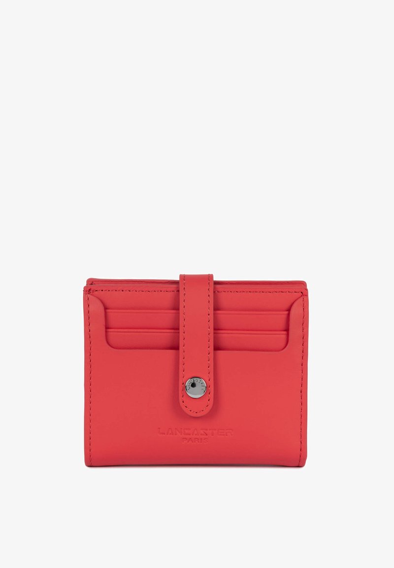 Porte-cartes en cuir rouge avec fermeture à bouton-pression, six emplacements pour cartes et logo de la marque embossé sur le devant. Texture lisse, design compact.