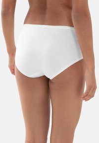 Weißer Baumwollslip mit glatter Textur, ausgestattet mit einem standardmäßigen Taillenbund und einem vollflächigen Design, von hinten betrachtet.