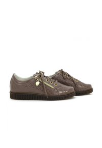 Sneaker marroni con texture e motivo a rombi, dettagli con zip dorata, lacci rotondi e suola in gomma nera rigata.
