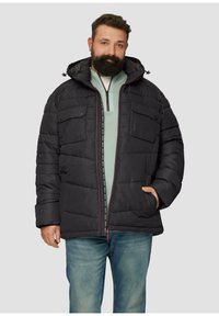 Schwarze gepolsterte Jacke mit Kapuze, Reißverschluss vorne und zwei Brusttaschen. Verfügt über rote Akzentdetails und wird über einem hellblauen Oberteil getragen.