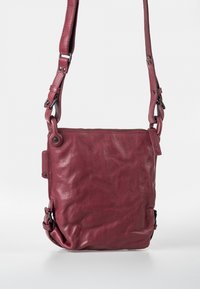 Aunts & Uncles Umhängetasche - red