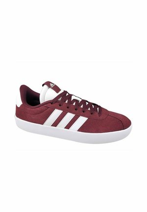 Zapatillas de ante burdeos con acentos blancos, que presentan una punta redondeada, suela plana y diseño de cordones. Tres rayas blancas en el lateral.