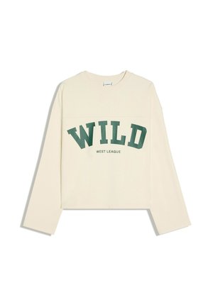 Chemise beige à manches longues avec texte vert foncé "WILD" et plus petit "WEST LEAGUE" imprimé sur le devant.