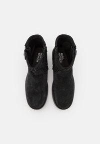 Botines de ante negro con acabado suave, con dos cremalleras laterales y diseño de punta redonda, etiqueta interior que dice "BULL BOXER".