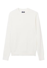 Weißer, strukturierter Pullover mit langen Ärmeln, Rundhalsausschnitt und gerippten Bündchen. Der Stoff weist ein Waffelmuster auf, das ein gemütliches Aussehen verleiht.