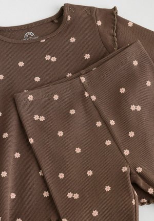 Ensemble pour bébé marron à côtes avec des motifs floraux roses, comprenant un haut à manches courtes avec des fermetures à pression et un pantalon assorti.