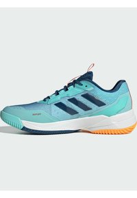 Kevyt tenniskengä, jossa on liukuvärjätty turkoosi ja laivastonsininen verkko-osa, tumma sininen kolmonen-rait LOGO, valkoinen välipohja ja oranssi pohja.