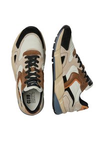 Sneakers in suede e rete beige, neri e marroni, con una suola spessa, dettagli testurizzati e lacci neri. Logo sulla linguetta e sulla soletta.