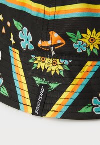 Chapéu de balde preto com padrões coloridos de flores e cogumelos, com realces em azul, laranja e amarelo. Inclui uma etiqueta "Santa Cruz".