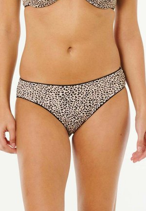 Kvinde iført bikinitrusser med leopardtryk og sort kant, vist fra taljen til midt på låret mod en hvid baggrund.