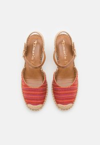 Braune Ledersandale mit gewobenem Obermaterial aus rotem und lila Stoff, Jutesohle im Espadrille-Stil und verstellbarem Knöchelriemen.