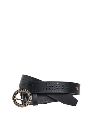 Zwarte leren riem met geperforeerde "PEPE JEANS" tekst en ronde metalen gesp gegraveerd met "PEPE JEANS" in goudkleurige afwerking.