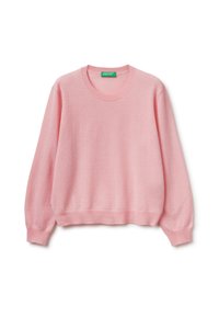 Weicher pinkfarbener Rundhals-Pullover mit langen Ärmeln und gerippten Bündchen und Saum, flach ausgelegt mit einem grünen Etikett im Kragen.