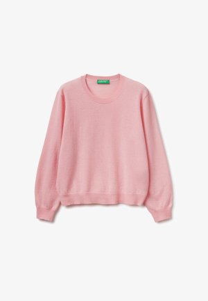 Suéter de manga larga de crewneck en suave color rosa, con puños y dobladillo acanalados, exhibido plano con una etiqueta verde en el interior del cuello.