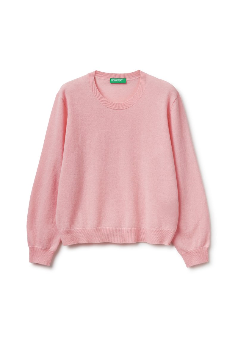 Weicher pinkfarbener Rundhals-Pullover mit langen Ärmeln und gerippten Bündchen und Saum, flach ausgelegt mit einem grünen Etikett im Kragen.