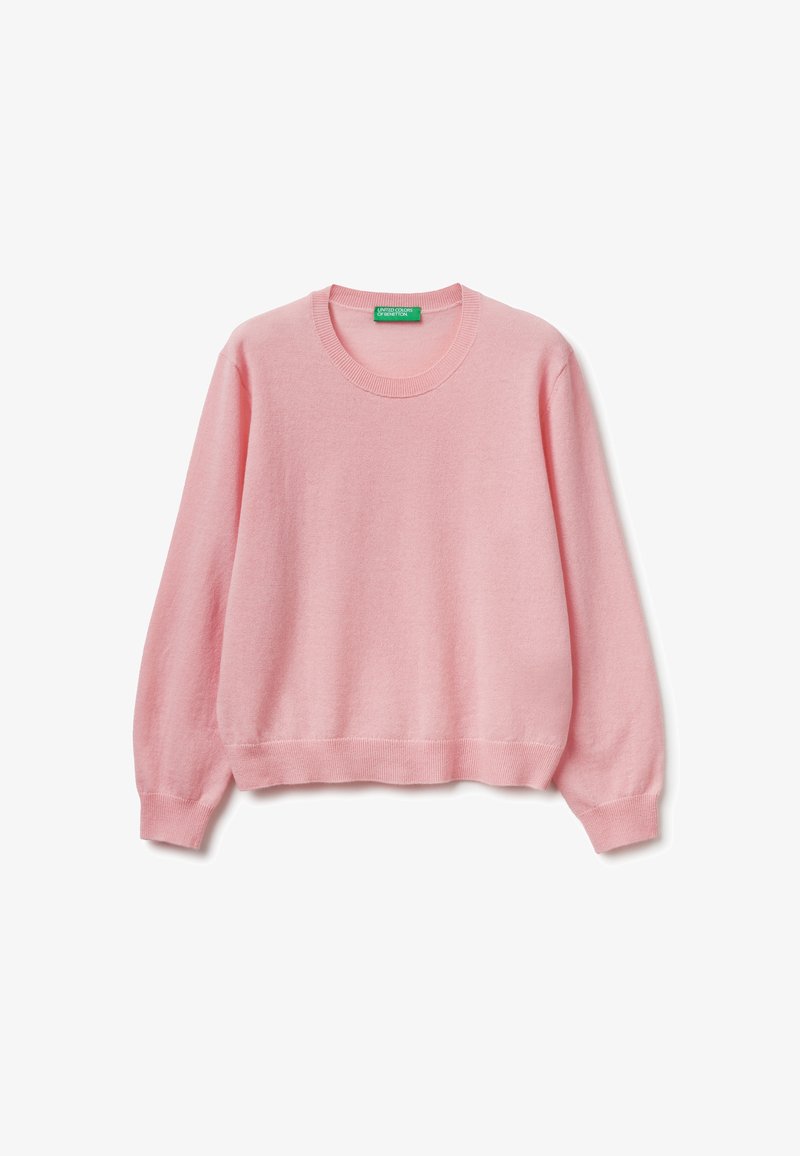 Weicher pinkfarbener Rundhals-Pullover mit langen Ärmeln und gerippten Bündchen und Saum, flach ausgelegt mit einem grünen Etikett im Kragen.