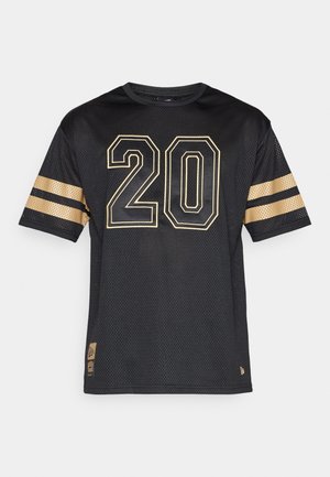 Jersey in rete nero con accenti dorati. Presenta il numero "20" in grande sul davanti e due righe orizzontali dorate su ciascuna manica.