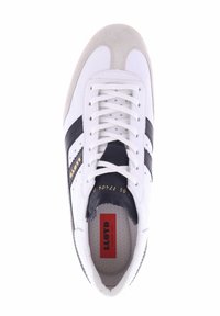 Witte leren sneaker met grijze suède accenten, marineblauwe strepen en geperforeerde details. Voorzien van witte veters en een gelabelde binnenzool.