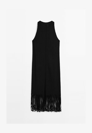 Czarna, prążkowana sukienka z wysokim dekoltem i frędzlami u dołu, z zamkiem błyskawicznym z tyłu oraz obcisłym krojem.