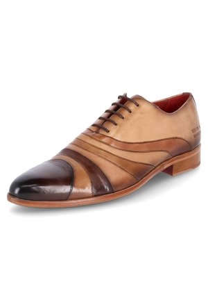 Zapato de vestir de cuero marrón con punta afilada, que presenta una mezcla de rayas beige y marrón oscuro, un acabado suave y cordones sutiles.