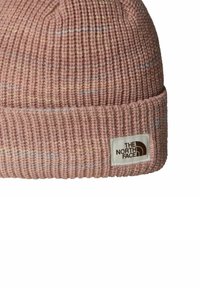 Berretto di lana rosa a maglia con texture a coste, caratterizzato da macchie azzurro chiaro e gialle e una toppa bianca con logo marrone sul davanti.