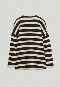 Camicia a maniche lunghe a righe nere e crema con una vestibilità rilassata, caratterizzata da maniche larghe e colletto tondo. Tessuto misto cotone, morbido al tatto.