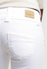 Pepe Jeans Jeans a sigaretta - white