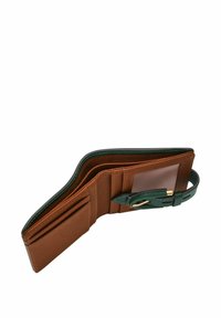 Portefeuille en cuir marron avec des accents verts, doté de plusieurs emplacements pour cartes, d'une fenêtre d'identification transparente et d'une fermeture à sangle sécurisée.