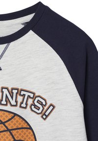 Graues und marineblaues Shirt mit Raglan-Design. Verfügt über ein Basketball-Graphic und Text. Weiche Textur mit kontrastierenden Ärmeln und Halsband.