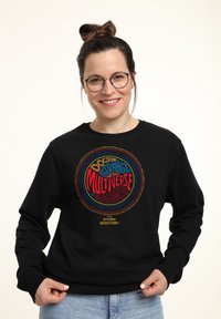 Sudadera negra con un gráfico circular y colorido que incluye el texto "Doctor Strange en el Multiverso de la Locura" en rojo y azul, con acentos amarillos.