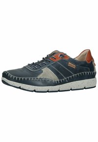 Zapato de piel navy con cordones, con acentos en gamuza gris, paneles texturizados y tacón marrón en contraste. Cuenta con costuras visibles y suela moteada.