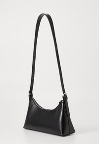 Borsa a tracolla in pelle nera con forma triangolare, chiusura con zip e una lunga tracolla regolabile dotata di più fori per personalizzare la lunghezza.