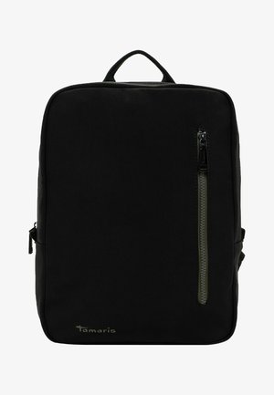 Schwarzer Rucksack mit einer glatten, strukturierten Oberfläche; verfügt über eine vordere Reißverschlusstasche und einen Tragegriff oben; Logo in Silber am Boden angebracht.