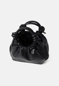 Sac en cuir noir avec un design froncé, doté de deux poignées nouées et d'un intérieur zippé. Texture douce et forme arrondie.