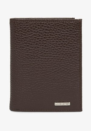 Portafoglio in pelle marrone con una texture a granuli, caratterizzato da un accento in metallo argentato con la scritta "LANCASTER" nell'angolo in basso a destra.