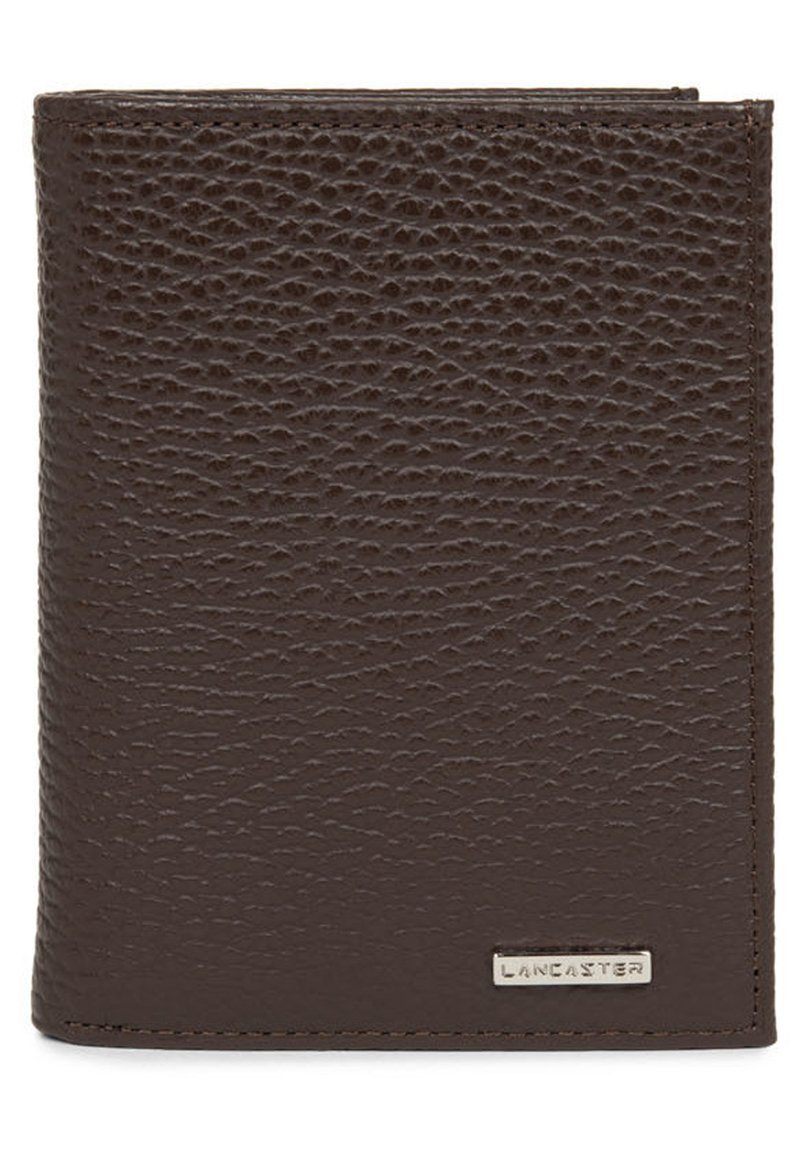 Portafoglio in pelle marrone con una texture a granuli, caratterizzato da un accento in metallo argentato con la scritta "LANCASTER" nell'angolo in basso a destra.