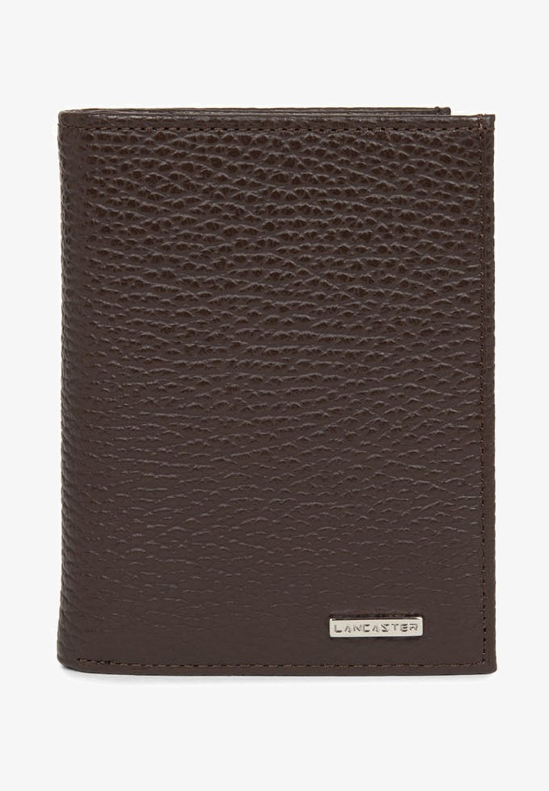 Bruine leren portefeuille met een gehamerde textuur, met een zilveren hardware-accent met het label "LANCASTER" in de rechterbenedenhoek.