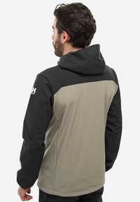 Veste d'extérieur avec une capuche noire et des manches supérieures noires, dotée d'un corps en kaki. Texture lisse, coupe décontractée et logo sur la manche droite.