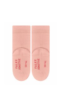 Helle rosa Baumwollsocken für den Knöchel mit einer glatten Textur. Mit rotem Druck "FALKE SENSITIVE" und "09-14" auf jeder Socke. Abgerundete Zehenform.