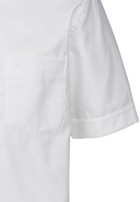 Camicia bianca a maniche corte con taschino sul lato sinistro del petto, bordi cuciti su misura e una texture di cotone liscia.